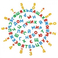 Набор Первые уроки на магнитах 66 букв + 20 цифр + 10 математических знаков, в коробке от интернет-магазина Континент игрушек
